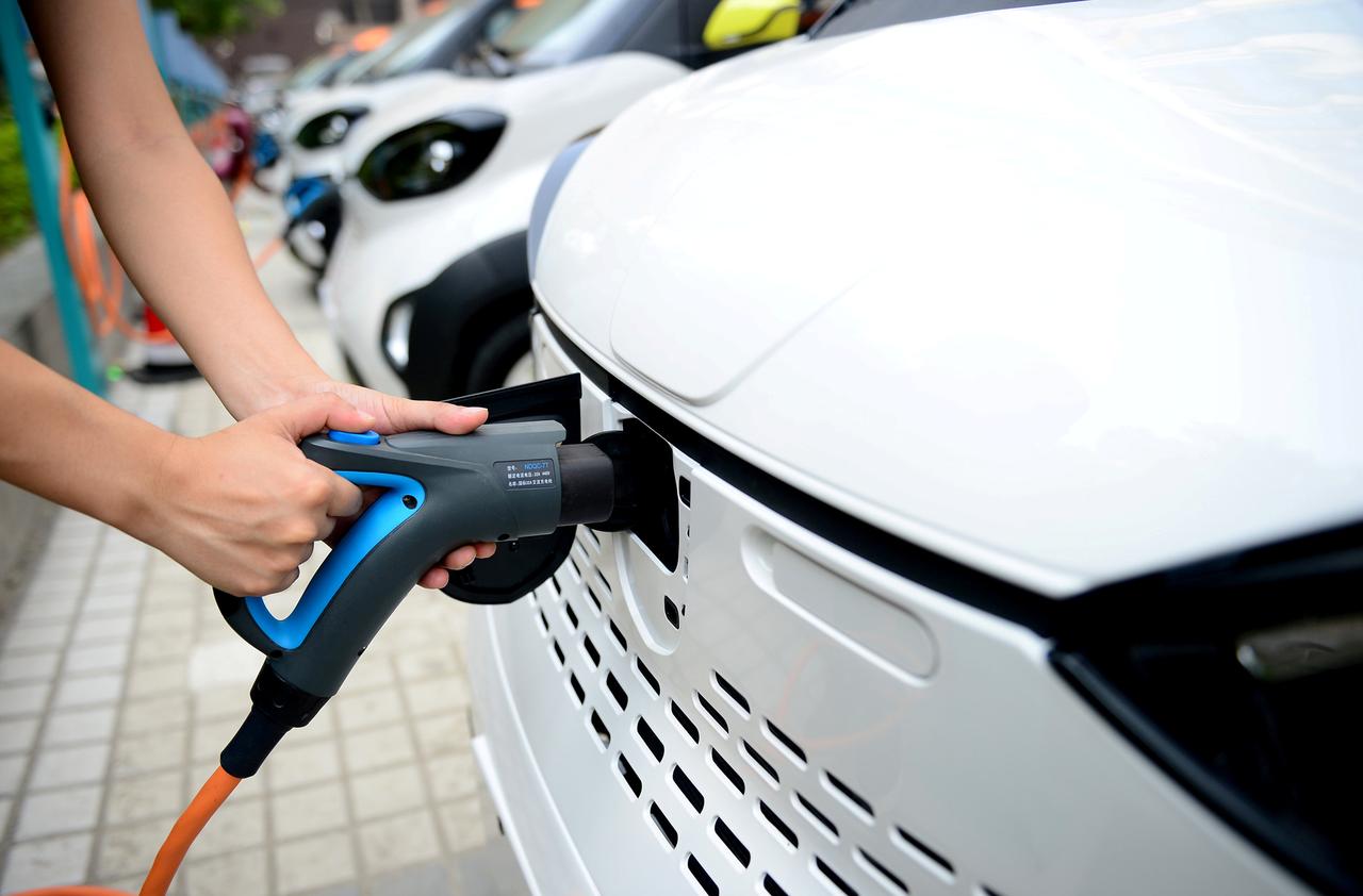 Rs23.57/kWh tariff for EV charging stations approved | The Express Tribune