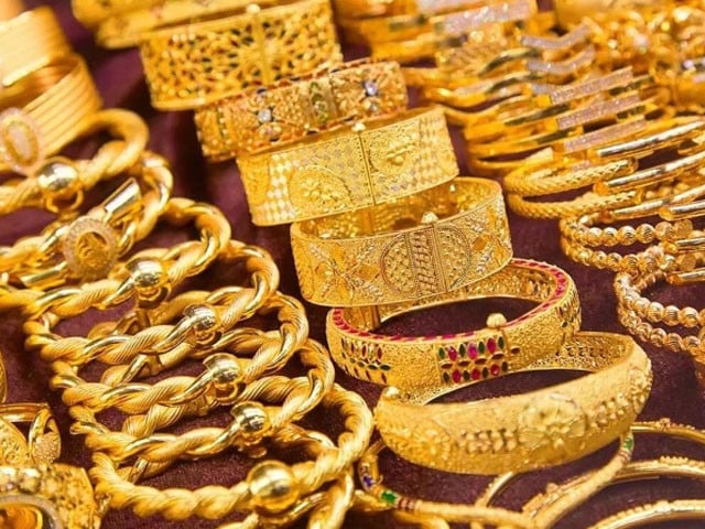 Gold prices drop by Rs10,400 per tola in Pakistan  | The Express Tribune