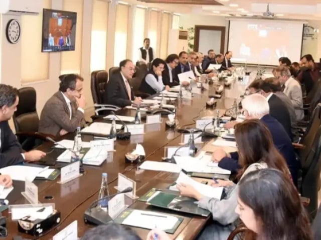 Govt raises gas prices by 10% for commercial users | The Express Tribune