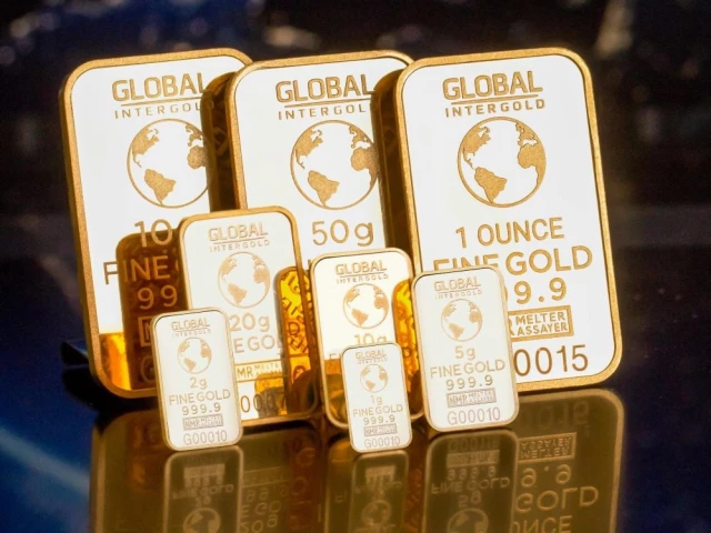 Gold prices climb in local market after global surge | The Express Tribune