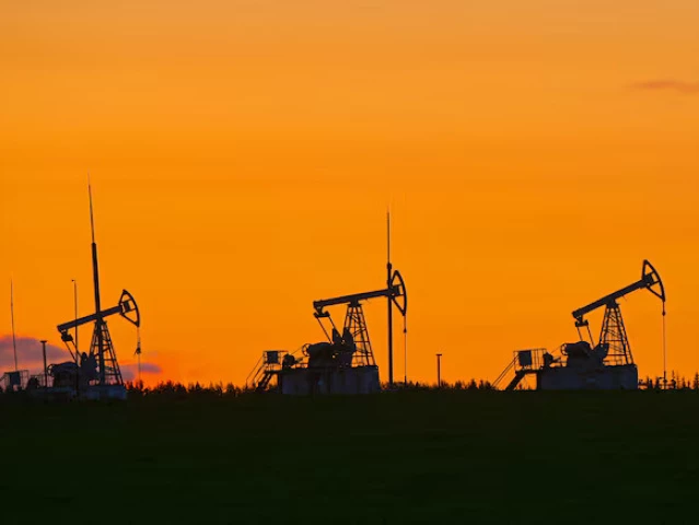 Oil rises 5% on US sanctions against Russian suppliers | The Express Tribune