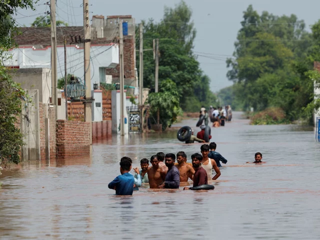 IMF talks stall over flood loss dispute | The Express Tribune