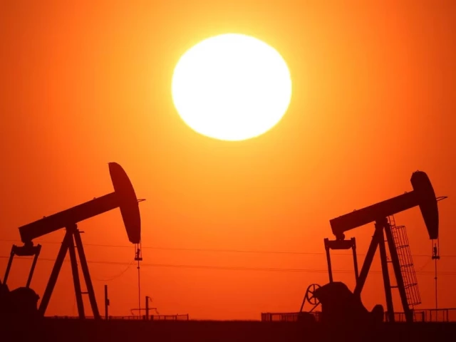 Oil falls more than $1 on greater flows despite US-Iran war | The Express Tribune