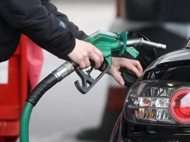 Govt announces 45 paisas increase in petrol, Rs1.16 in HSD price for August 14 | The Express Tribune