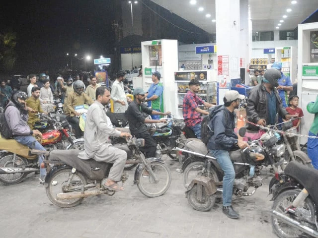 Govt hikes petrol by Rs5.77, high-speed diesel by 6.47 for Aug 18 | The Express Tribune