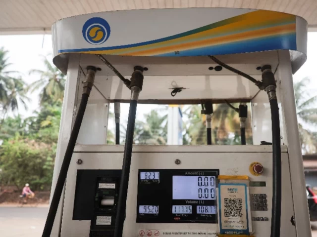 Govt hikes petrol by Rs3.34, high-speed diesel by Rs5.27 for Aug 19 | The Express Tribune