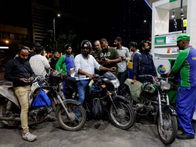 Govt decreases petrol by 84 paisas, HSD by Rs2.63 for Sept 25 | The Express Tribune
