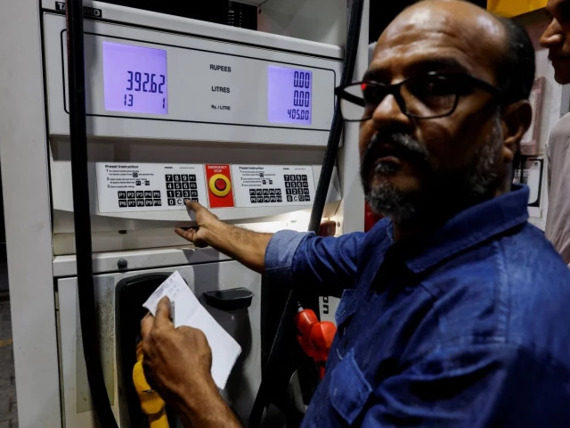 Govt raises diesel price by Rs3.47, cuts petrol price by 43 paisas for Sep 18 | The Express Tribune