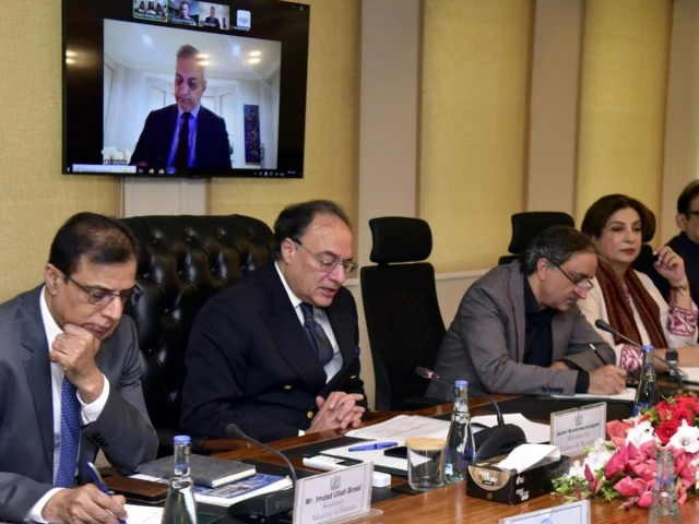 Aurangzeb reviews economic reforms, trade and investment with World Bank, UK envoy | The Express Tribune