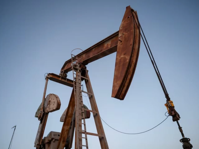 Brent falls as Iran’s president discusses mediation with CDF Munir | The Express Tribune