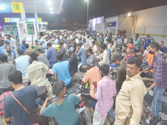 Govt cuts petrol by Rs3.63, increases diesel by 31 paisas for Oct 16 | The Express Tribune